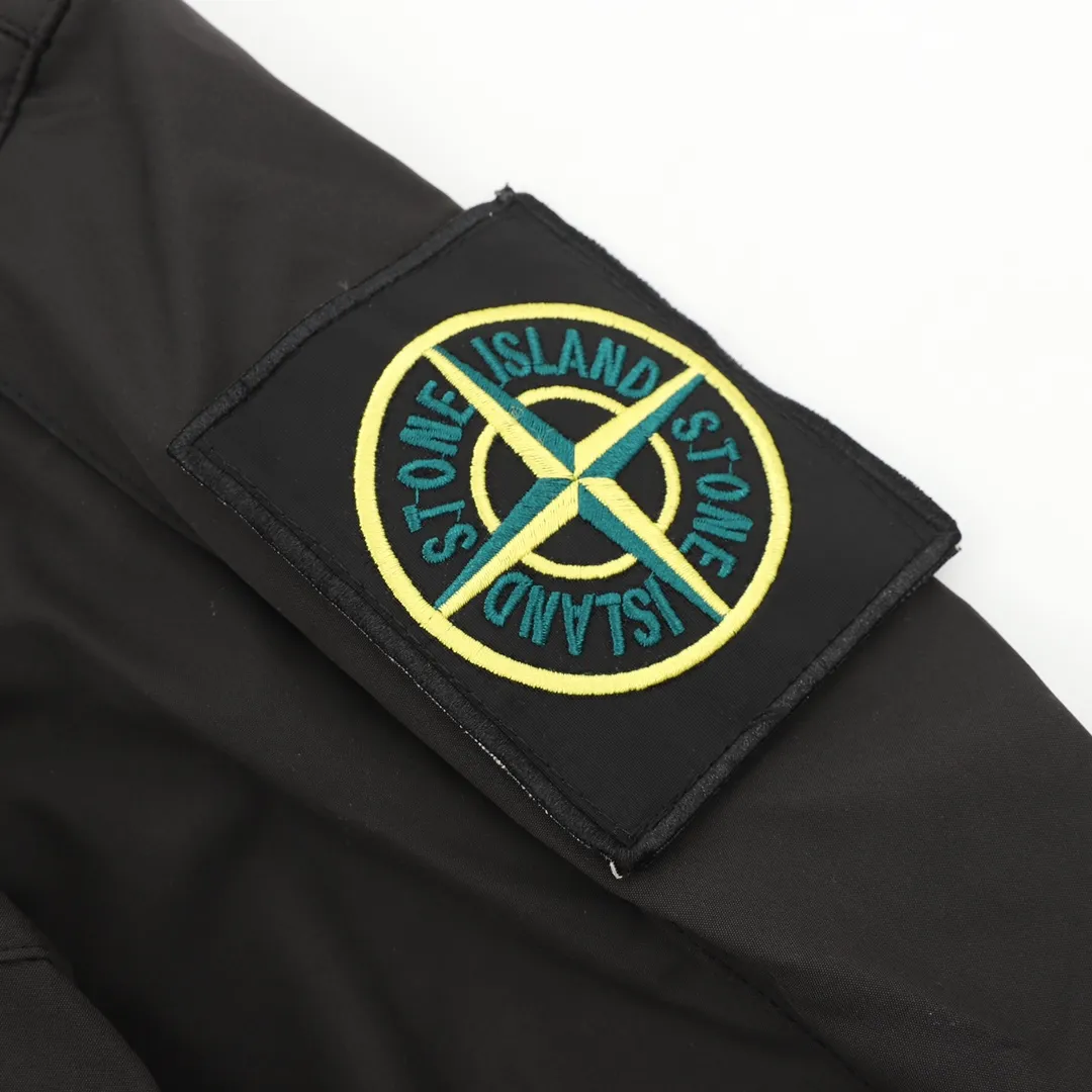 🅿️550 Stone Island/Stone Island outdoor arm logo zipper jacket. In order to restore all the texture of ZP, this year the team spent several months and finally shipped it. All excipients are restored to ZP! Highly permeable laminated fabric Gore-tex imitates water-breathable film, which feels better and more comfortable. The fabric has certain waterproof, windproof and UV-proof effects. It is one of the must-have jacket fabrics in Stone Island. It is light and thin because of the characteristics of the fabric. It is functional and full of outdoor sports. There are two pockets on the chest, and there is the logo embroidery of Stone Island nautical compass badge on the arm. It is a must-have item for outdoor travel! Size：XS-L